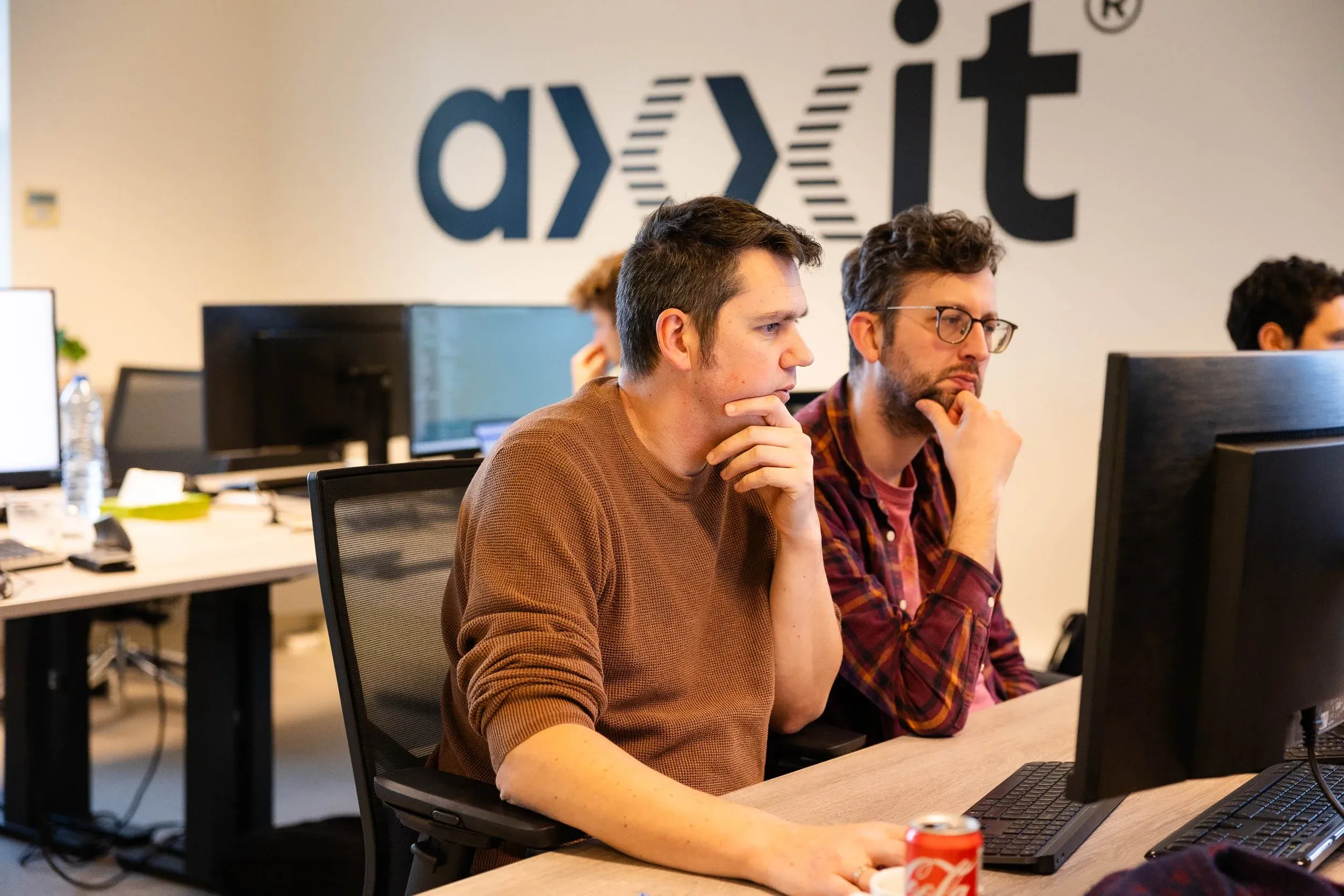 Het team van Axxit aan het werk op kantoor